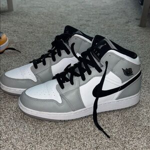 Air Jordan 1 Mid GS ‘Light Smoke Grey’